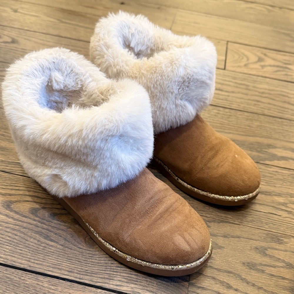 Juicy Couture Tan Faux Fur Slippers